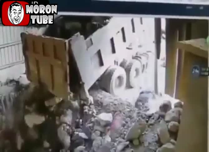 Video :A man's head is struck by a big stone (Public Averti)